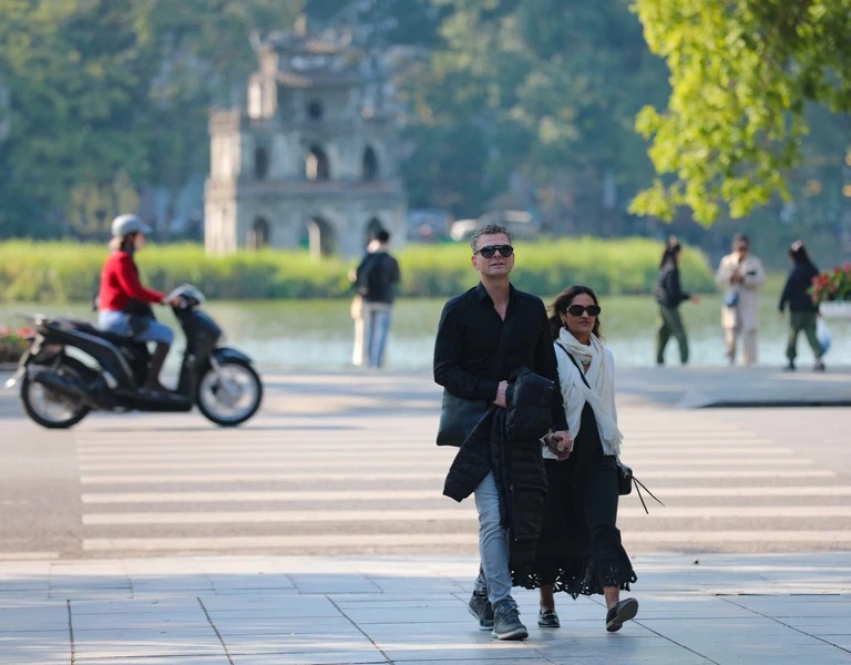 Hanoi Old Quarter remains popular destination for international visitors -7