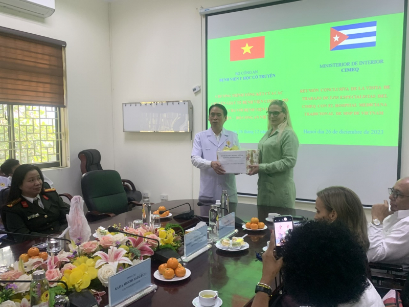 Trao đổi kinh nghiệm trong lĩnh vực điều trị bằng y học cổ truyền giữa Bệnh viện Y học cổ truyền Bộ Công an và Bệnh viện CIMEQ, Cuba. -0