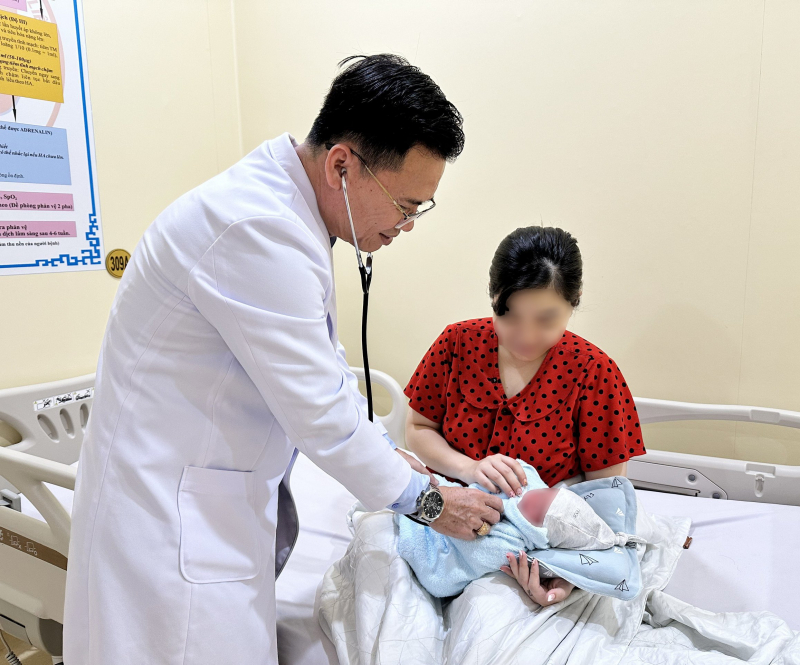 Đi khám thai định kỳ, bất ngờ sinh con trên xe hơi  -0