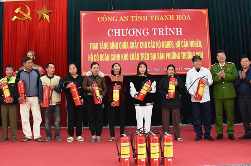 Lan tỏa chương trình tặng bình chữa cháy cho các gia đình có hoàn cảnh khó khăn -0