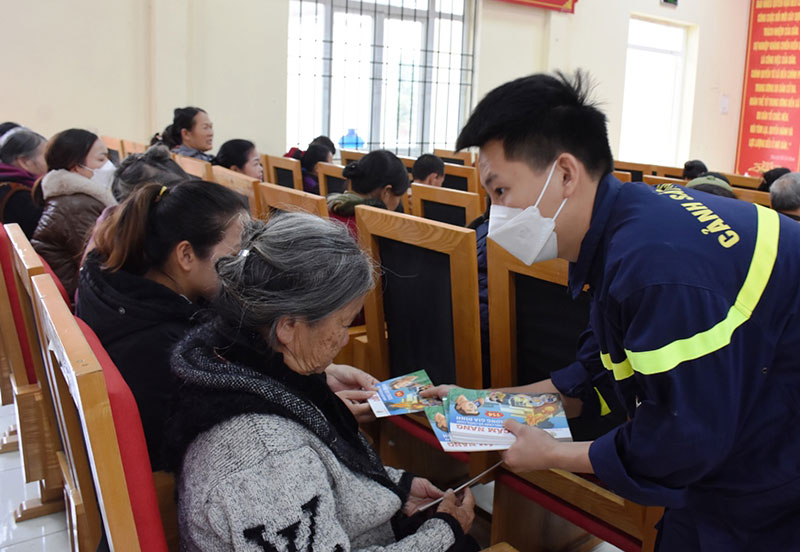 Lan tỏa chương trình tặng bình chữa cháy cho các gia đình có hoàn cảnh khó khăn -0