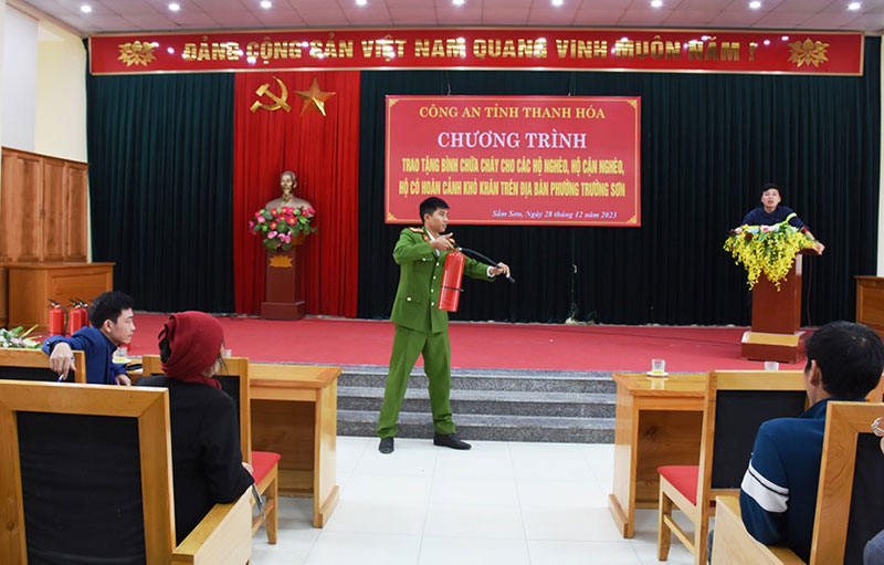 Lan tỏa chương trình tặng bình chữa cháy cho các gia đình có hoàn cảnh khó khăn -1