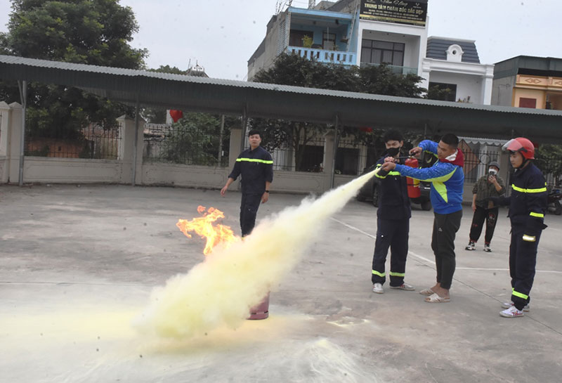 Lan tỏa chương trình tặng bình chữa cháy cho các gia đình có hoàn cảnh khó khăn -1