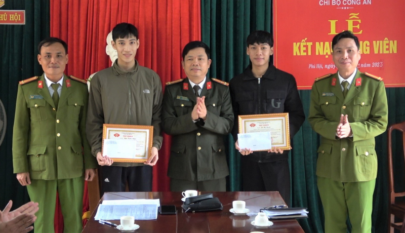 Khen thưởng 2 thanh niên nhặt được 100 triệu đồng trả cho người đánh rơi -0