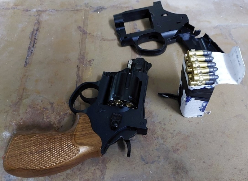 Hai thiếu niên cả gan mua bán trái phép vũ khí quân dụng -0