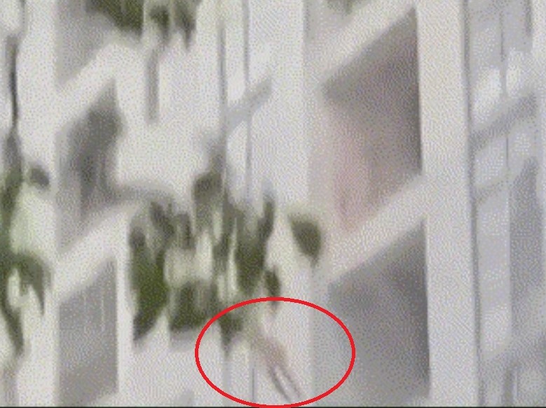 Người đàn ông cố tình nhảy ra khỏi lưới đỡ của tổ cứu nạn cứu hộ -0