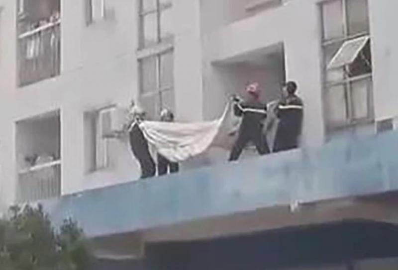 Người đàn ông cố tình nhảy ra khỏi lưới đỡ của tổ cứu nạn cứu hộ -0