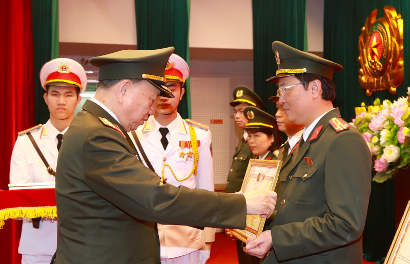 Công tác cán bộ cần 