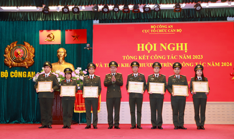 Công tác cán bộ cần 