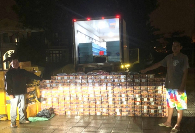 Dùng xe tải thùng vận chuyển hơn 3 tạ pháo đi tiêu thụ -0