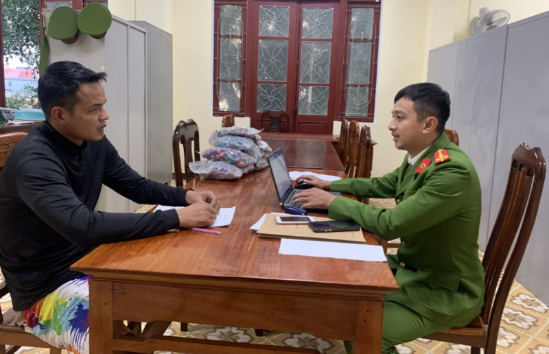 Dùng xe tải thùng vận chuyển hơn 3 tạ pháo đi tiêu thụ -0