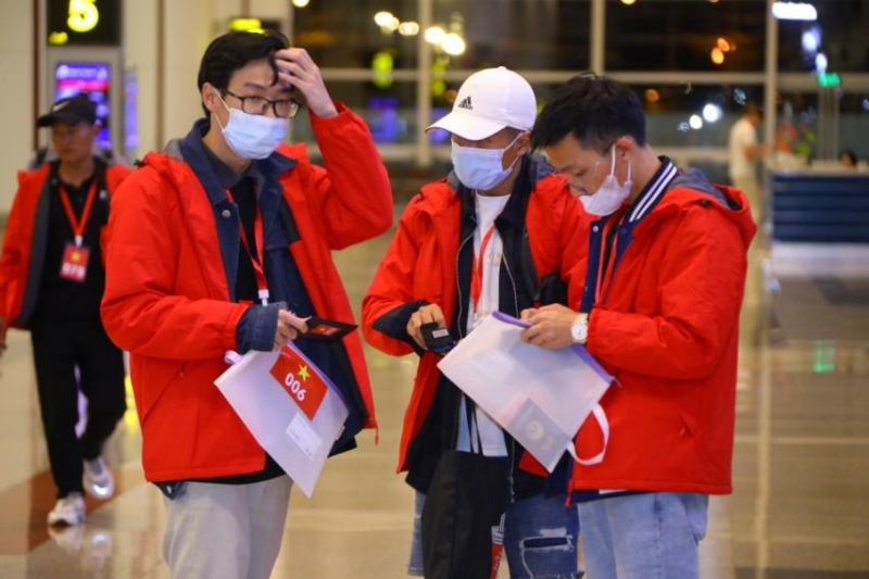 Gần 400 người Việt được sơ tán khỏi Myanmar về nước bằng đường bộ -0