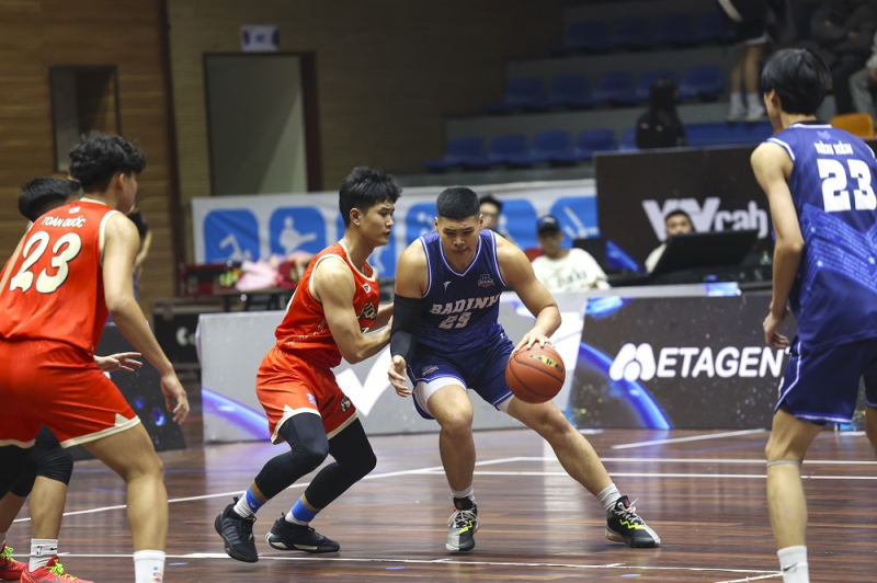 hai đội bóng hà nội và ba đình tranh đấu căng thẳng trong trận chung kết hbc 2023 (2).jpg -0