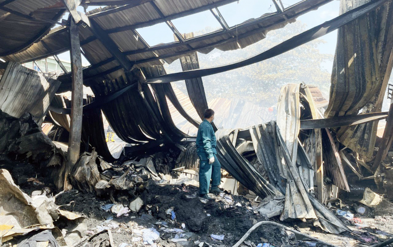 Cháy chợ đồ cũ thiêu rụi gần 300 ki ốt -0