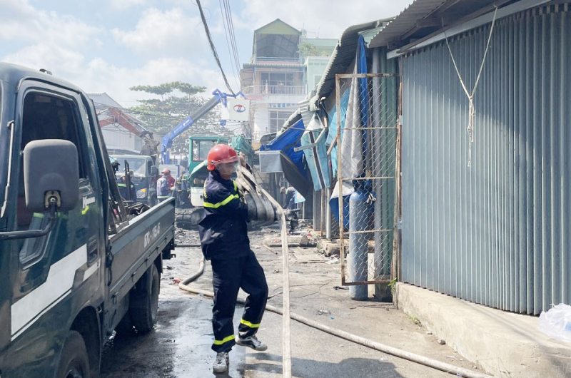 Cháy chợ đồ cũ thiêu rụi gần 300 ki ốt -0