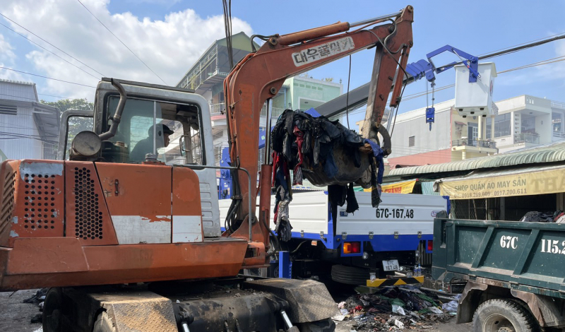 Cháy chợ đồ cũ thiêu rụi gần 300 ki ốt -1