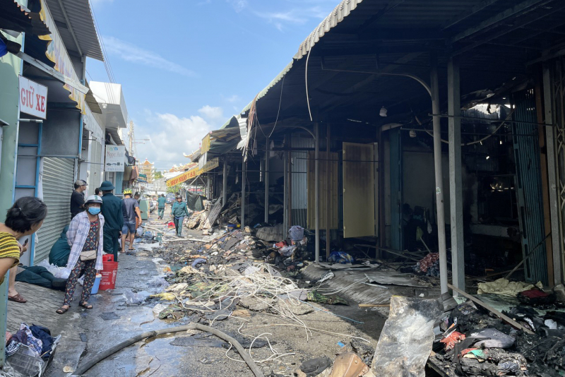 Cháy chợ đồ cũ thiêu rụi gần 300 ki ốt -0