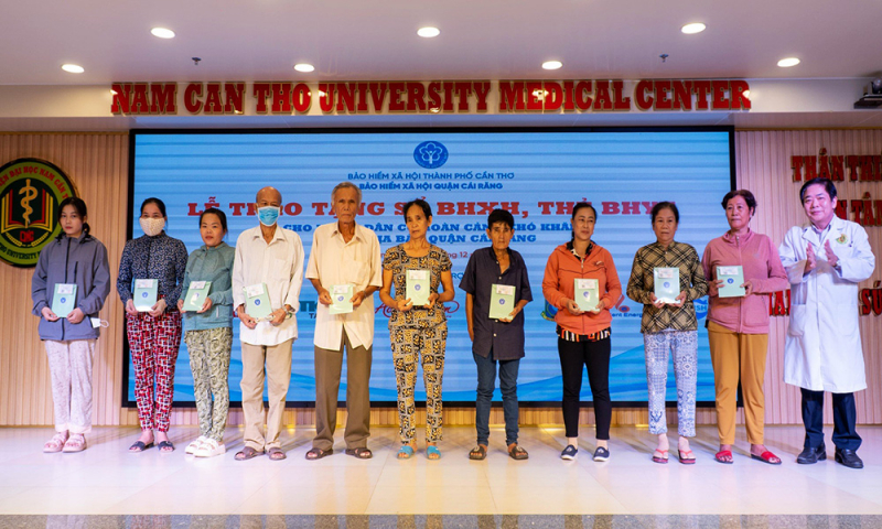 Nhiều địa phương vận động tặng sổ BHXH, thẻ BHYT cho người có hoàn cảnh khó khăn -0