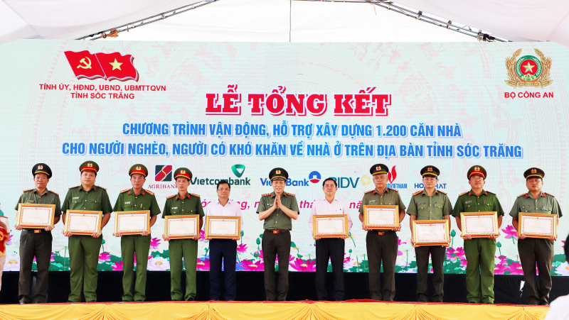 Chủ tịch nước Võ Văn Thưởng dự lễ tổng kết chương trình trao 1.200 căn nhà tặng người dân khó khăn ở Sóc Trăng -0