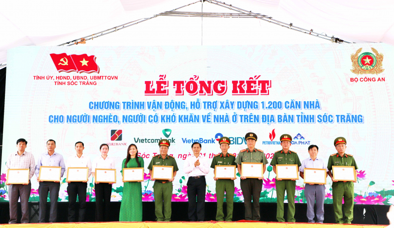 Chủ tịch nước Võ Văn Thưởng dự lễ tổng kết chương trình trao 1.200 căn nhà tặng người dân khó khăn ở Sóc Trăng -2