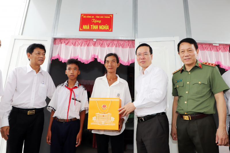 Chủ tịch nước Võ Văn Thưởng dự lễ tổng kết chương trình trao 1.200 căn nhà tặng người dân khó khăn ở Sóc Trăng -1