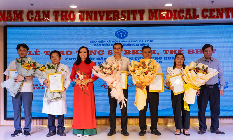 Nhiều địa phương vận động tặng sổ BHXH, thẻ BHYT cho người có hoàn cảnh khó khăn -0