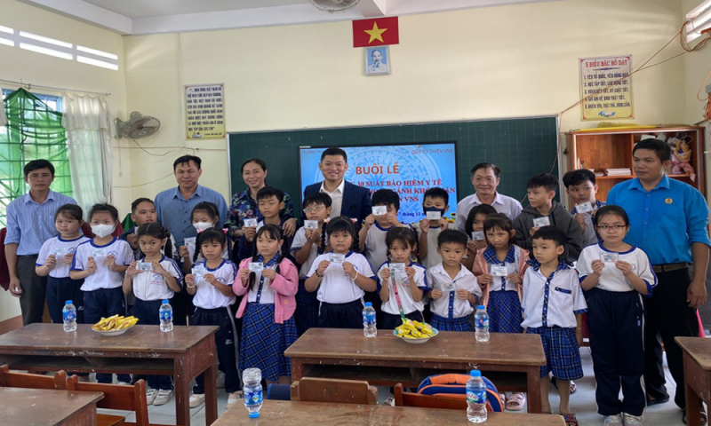 Nhiều địa phương vận động tặng sổ BHXH, thẻ BHYT cho người có hoàn cảnh khó khăn -0