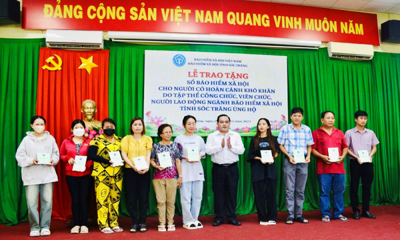 Nhiều địa phương vận động tặng sổ BHXH, thẻ BHYT cho người có hoàn cảnh khó khăn -0