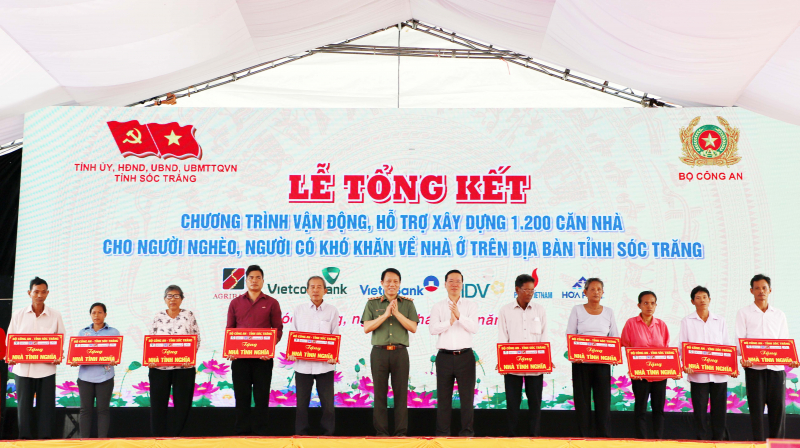 Chủ tịch nước Võ Văn Thưởng dự lễ tổng kết chương trình trao 1.200 căn nhà tặng người dân khó khăn ở Sóc Trăng -0