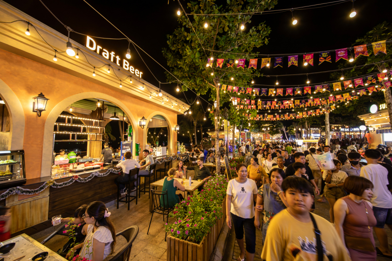 Độc lạ đón năm mới ở thị trấn Hoàng Hôn -0