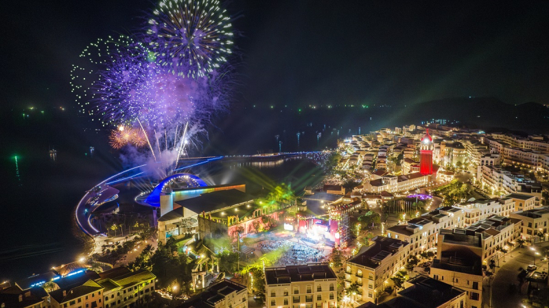 Độc lạ đón năm mới ở thị trấn Hoàng Hôn -0