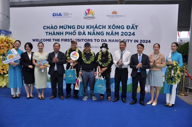 Đà Nẵng, Quảng Nam tấp nập đón du khách “xông đất” trong Tết Dương lịch 2024 -0