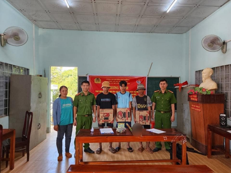 Thu hồi hàng trăm vũ khí, vật liệu nổ, công cụ hỗ trợ -0