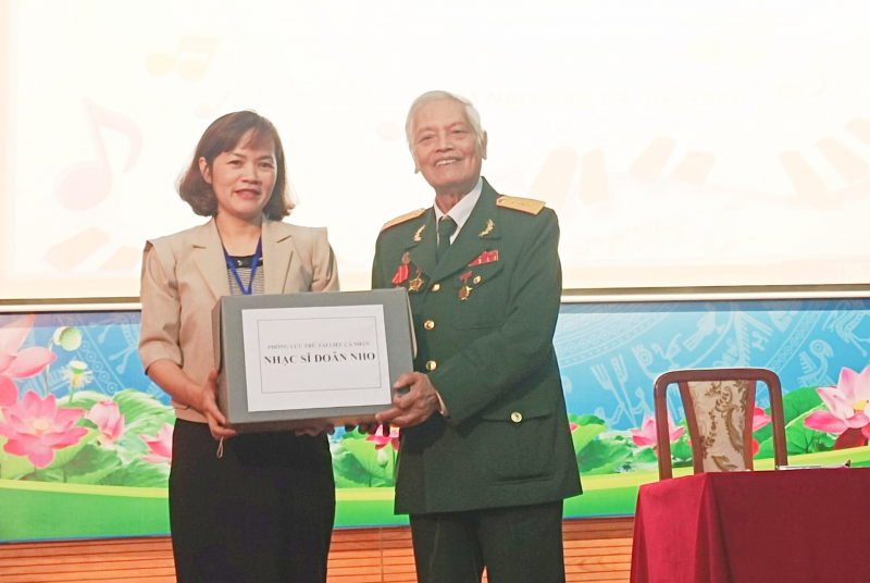 Nhạc sĩ Doãn Nho trao tặng lưu trữ quốc gia hàng ngàn trang bản thảo -0