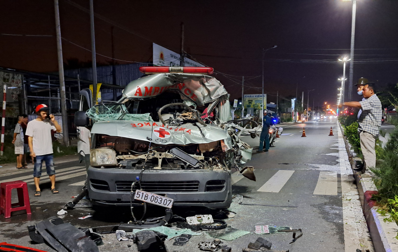 Xe cứu thương tông xe tưới cây, 3 người bị thương  -1