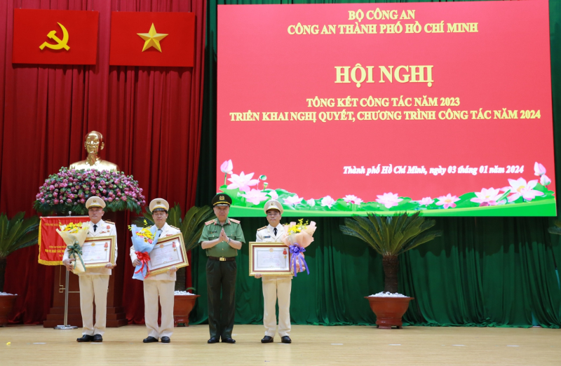 Xây dựng Công an TP Hồ Chí Minh vững mạnh toàn diện, hoạt động hiệu lực, hiệu quả… -0