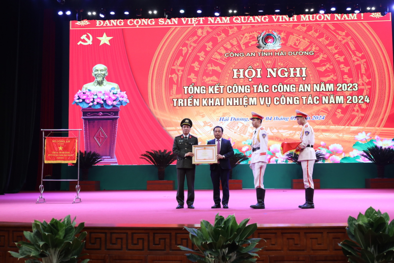 bí thư tỉnh ủy trao bằng khen của thủ tướng chính phủ cho đại tá lê đức thành, pgđ cat.jpg -0