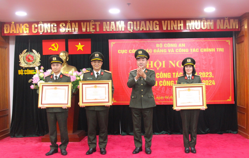 Tăng cường công tác quản lý cán bộ, siết chặt kỷ luật, kỷ cương -0