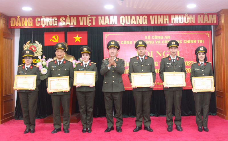 Tăng cường công tác quản lý cán bộ, siết chặt kỷ luật, kỷ cương -1