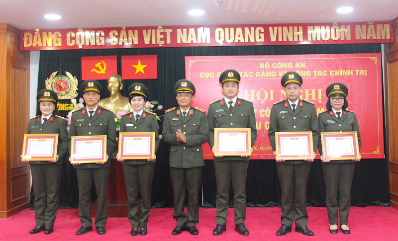 Tăng cường công tác quản lý cán bộ, siết chặt kỷ luật, kỷ cương -1