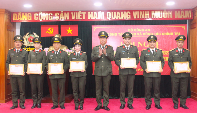 Tăng cường công tác quản lý cán bộ, siết chặt kỷ luật, kỷ cương -2