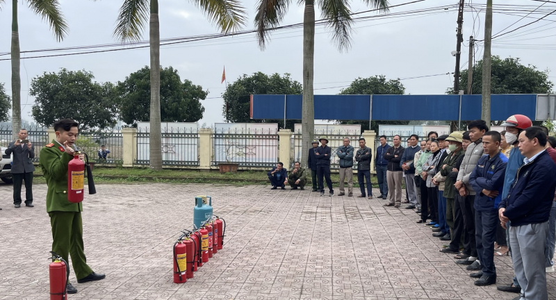 Người dân mang vũ khí, vật liệu nổ, công cụ hỗ trợ và pháo đổi lấy bình chữa cháy. -0