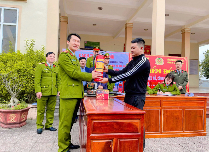 Người dân mang vũ khí, vật liệu nổ, công cụ hỗ trợ và pháo đổi lấy bình chữa cháy. -0