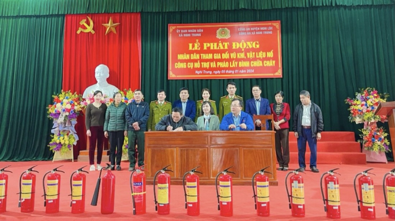 Người dân mang vũ khí, vật liệu nổ, công cụ hỗ trợ và pháo đổi lấy bình chữa cháy. -0