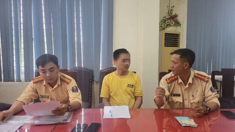 Tài xế ô tô điều khiển xe tốc độ cao để quay clip, đăng lên TikTok -0