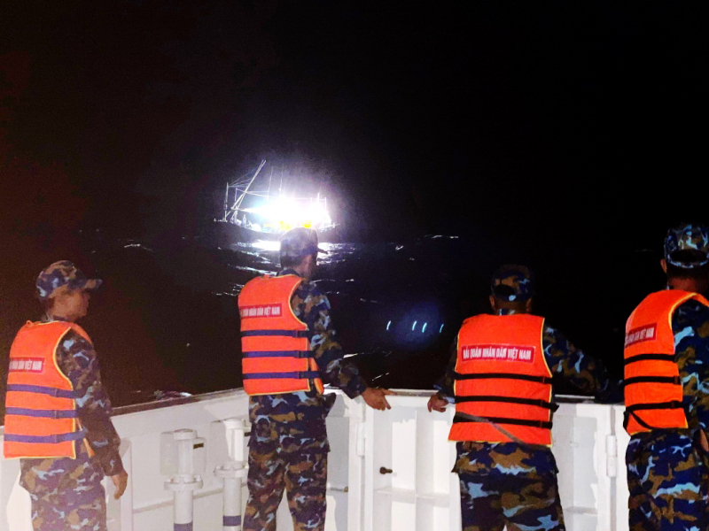 Xuyên đêm cứu hộ tàu cá ngư dân Phú Yên trôi dạt trên vùng biển Trường Sa -0