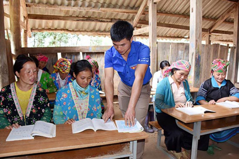 Chỉ thị của Bộ Chính trị về công tác phổ cập giáo dục, giáo dục bắt buộc, xoá mù chữ cho người lớn và đẩy mạnh phân luồng học sinh trong giáo dục phổ thông -0