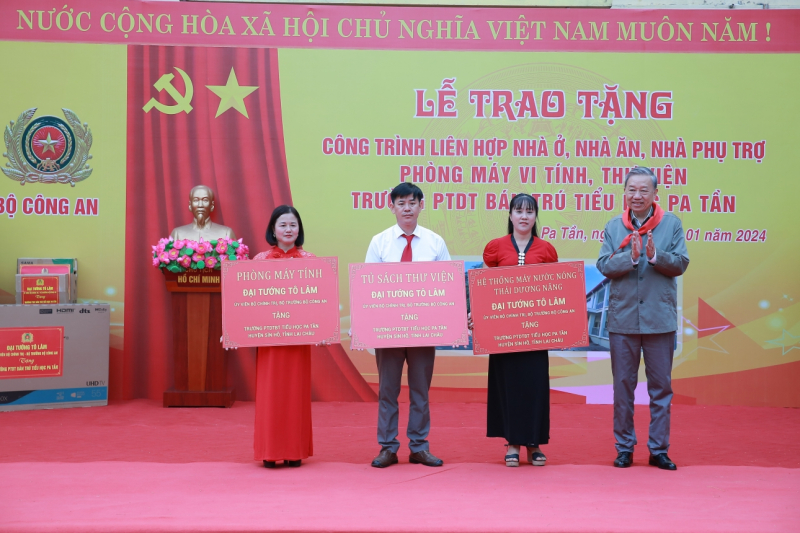 Bộ Công an trao tặng Công trình liên hợp nhà ở cho Trường PTDT Bán trú Tiểu học Pa Tần, Lai Châu -0