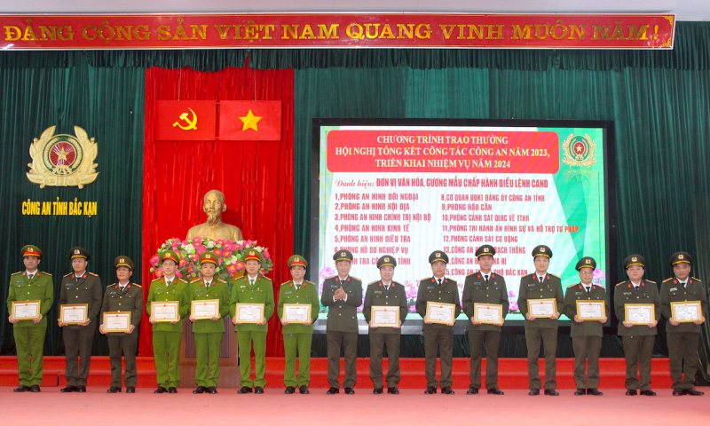 Giữ vững ổn định chính trị, tạo môi trường hoà bình, an ninh, an toàn tại Bắc Kạn -1