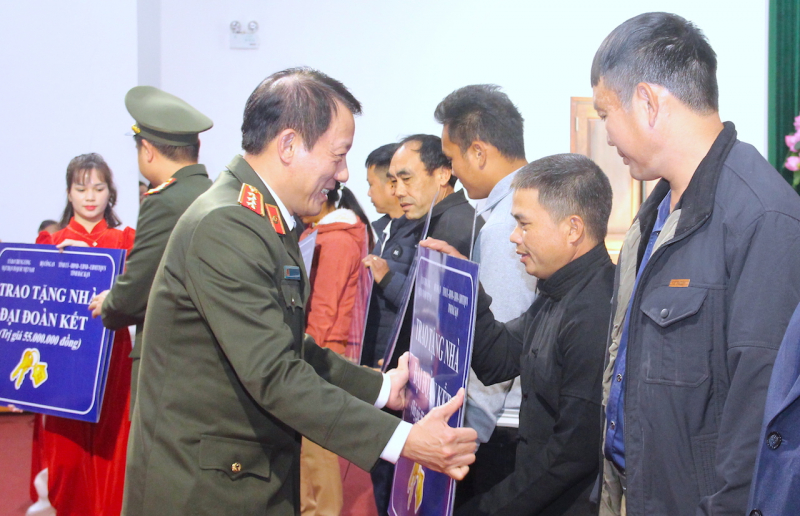 200 hộ nghèo Bắc Kạn phấn khởi nhận nhà ở từ chủ trương nhân văn của Bộ Công an -0